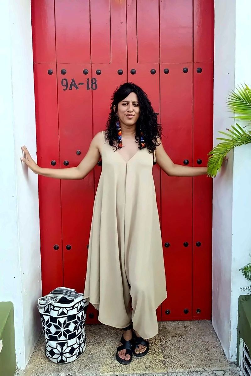 Enterizo Tulipán beige frente a una puerta roja